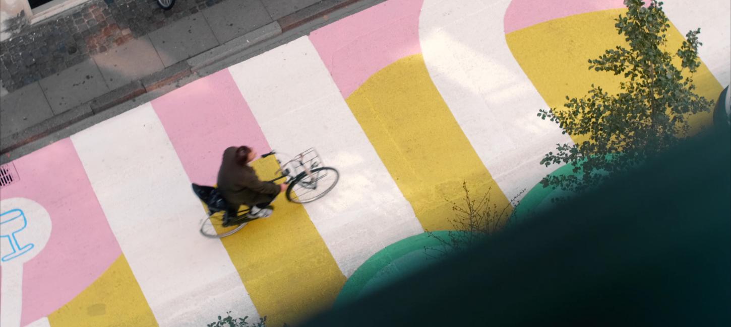 Mand cykler over fodgængerfelt 