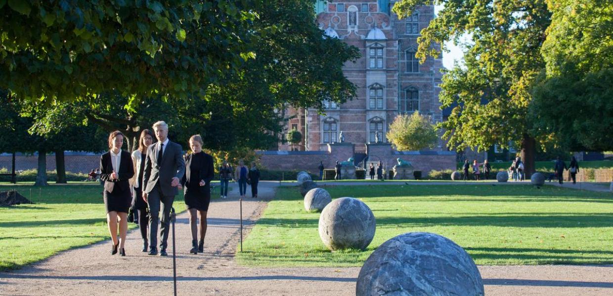 Meetings delegates walking in front of Rosenborg Castle