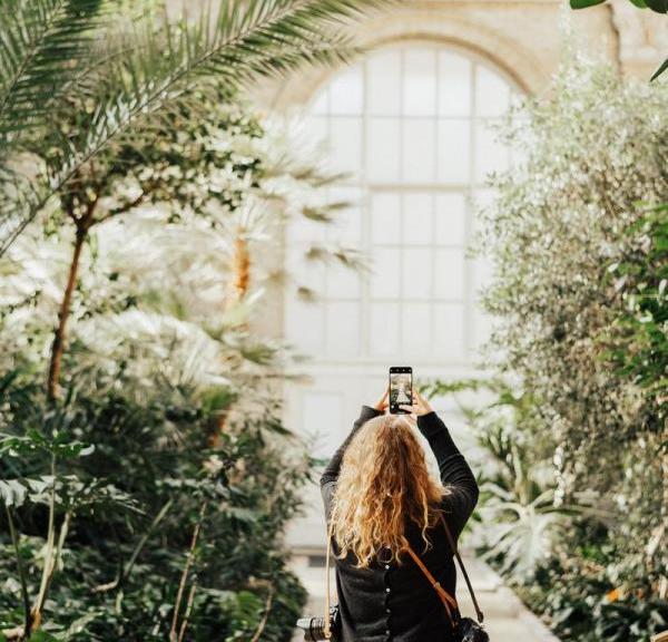 Girl photographing in the Carlsberg Glyptotek