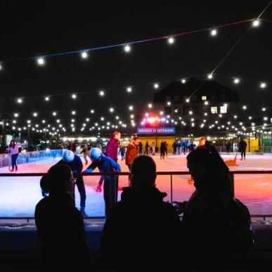 Broens skøjtebane med lys guirlande over banen